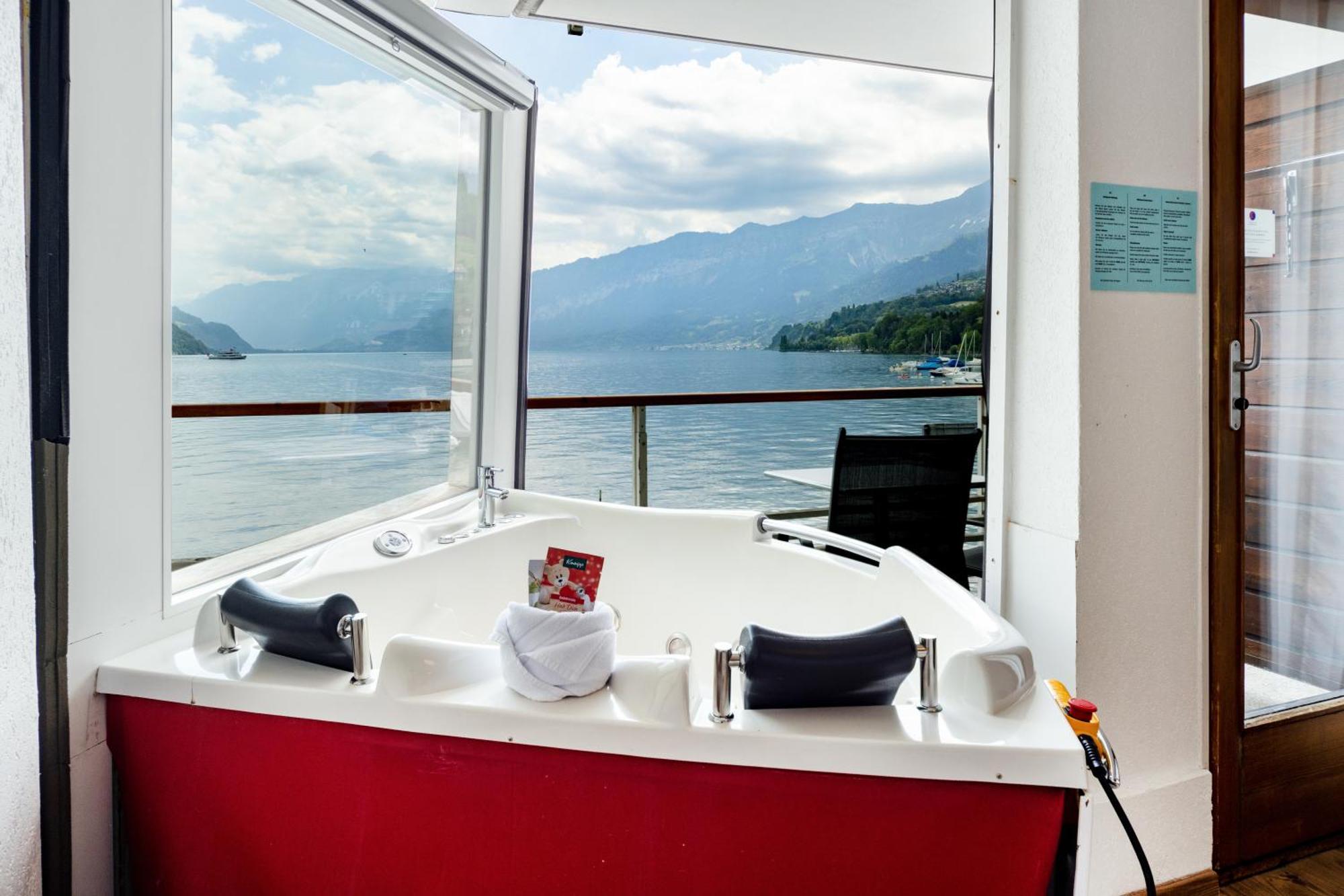 Strandhotel Seeblick Faulensee Екстериор снимка