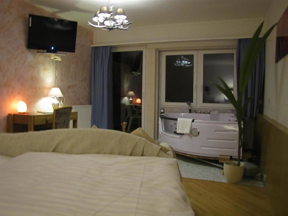 Strandhotel Seeblick Faulensee Екстериор снимка