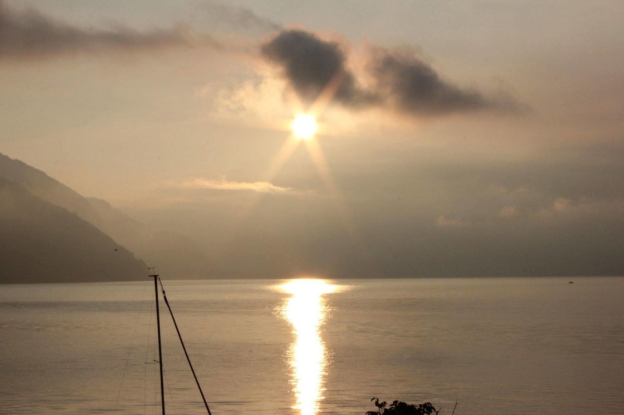 Strandhotel Seeblick Faulensee Екстериор снимка